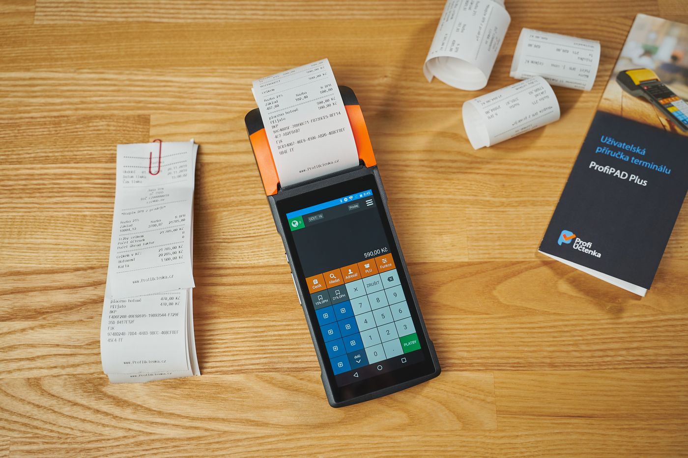 Terminal com impressora térmica imprimindo cupom fiscal sobre a mesa.