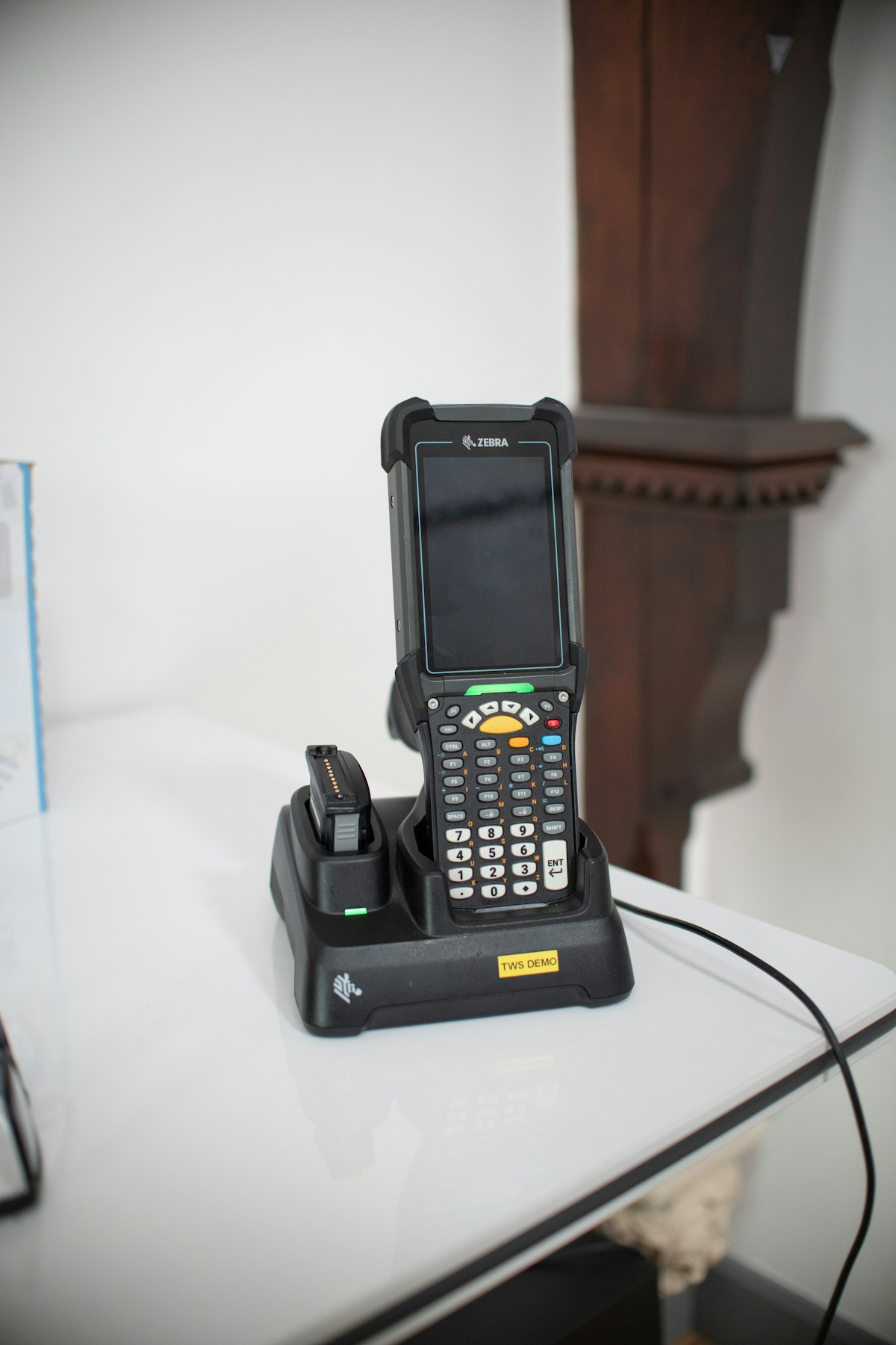 Leitor 2D de código de barras e QR Code em base de recarga.